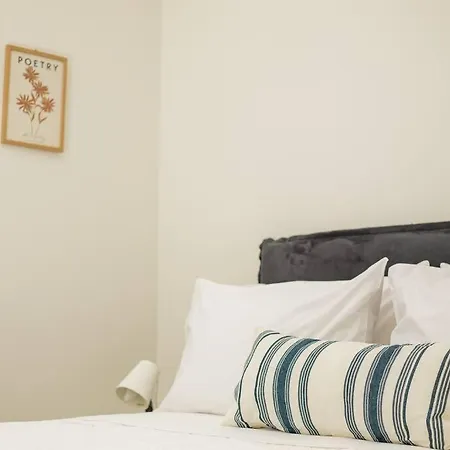 Cozy In The Heart Of Rhodes Center *