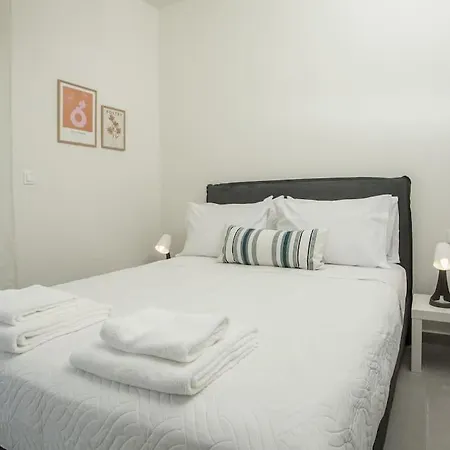 Cozy In The Heart Of Rhodes Center Rhodes City