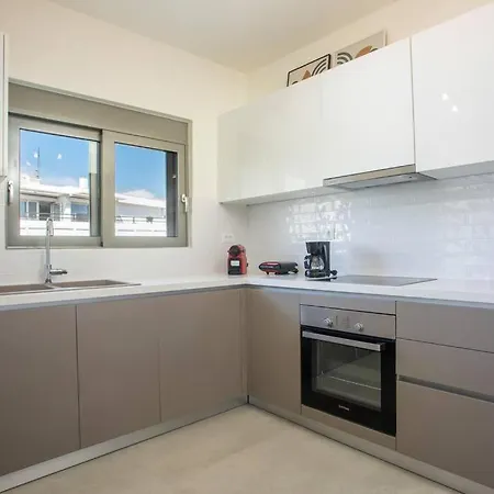 Cozy In The Heart Of Rhodes Center Apartment