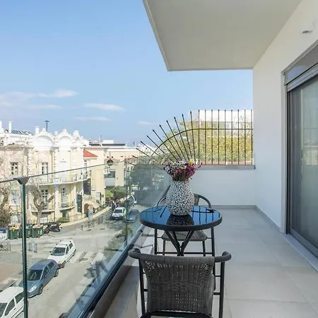 Cozy In The Heart Of Rhodes Center Apartment