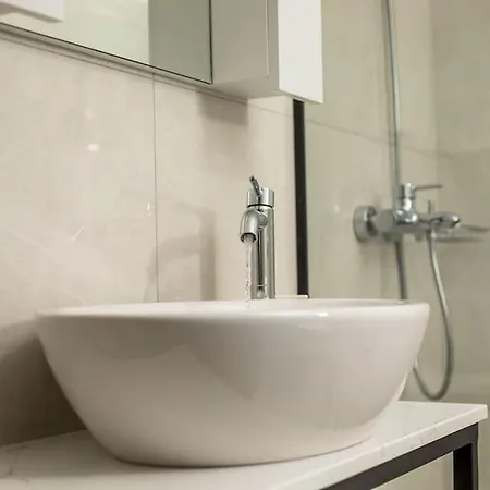 Cozy In The Heart Of Rhodes Center Apartment *