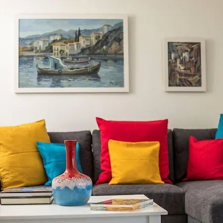 Cozy In The Heart Of Rhodes Center Apartment